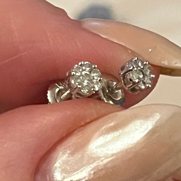 Diamond studs - Picture 3 of 4